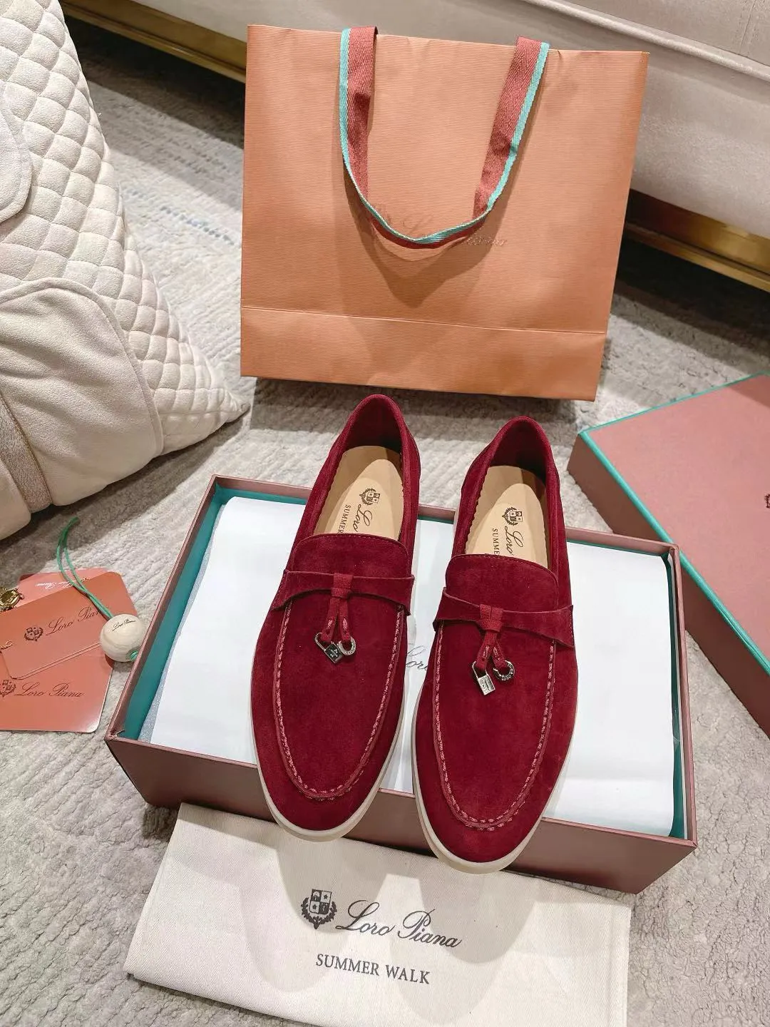 Factory price: 520💰4050 new color. Original purchase, 1⃣️: 1⃣️ folded and developed, Loro Piana professional model to try on feet, quality purchase level, flash sale of common products on the market, welcome to compare, original packaging. Fabric: Imported from Italy🐑High mercerized shearling, Lining: Hand-sewn mark thread in water-dyed cowhide imported from Italy🧵, high-end and elegant. Comfortable on the feet. Size: Women's 35-42 (41, 42) customized, non-returnable, men's 38-45 (46, 47, 48) customized, non-refundable. Fashionable boutiques that you can’t miss, a must-have item